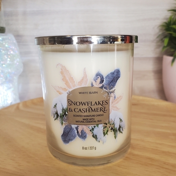 Bath and Body Works Snowflake Cashmere Holiday Candle 8oz One Wick - Picture 2 of 6